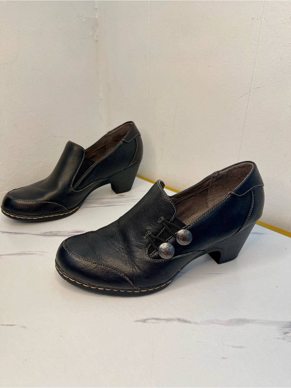 Women's Black Leather Button-Accent Heeled Loafers Sz 10M